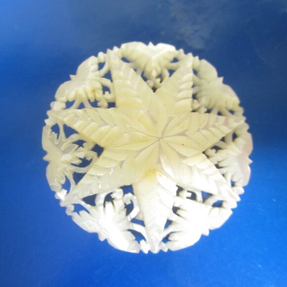 RARE VTG MOTHER OF PEARL CARVED SNOWFLAKE PIN/BROOCH - Picture 2 of 3